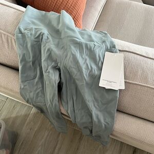 NWT Athleta 7/8 salutation stash